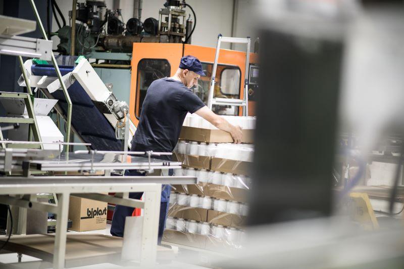 Setter for extrusion blow moulding systems
